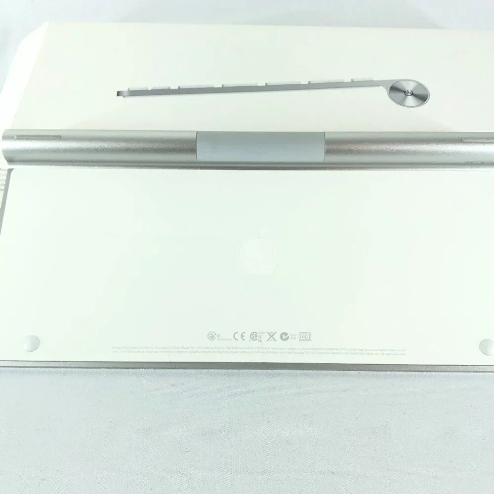 Apple Wireless Keyboard in White and Silver
